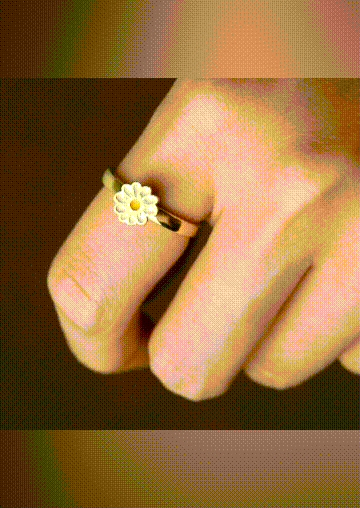 Rings Daisy Alloy Rotatable Ring in Multicolor. Size: One Size