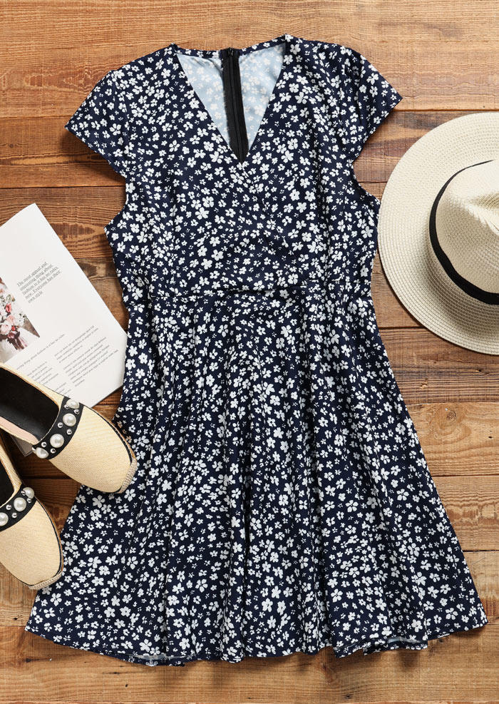 

Mini Dresses Floral V-Neck A-Line Mini Dress - Deep Blue in Blue. Size