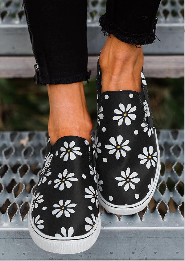 Sneakers Daisy Slip On Round Toe Flat Sneakers in Black. Size: 40