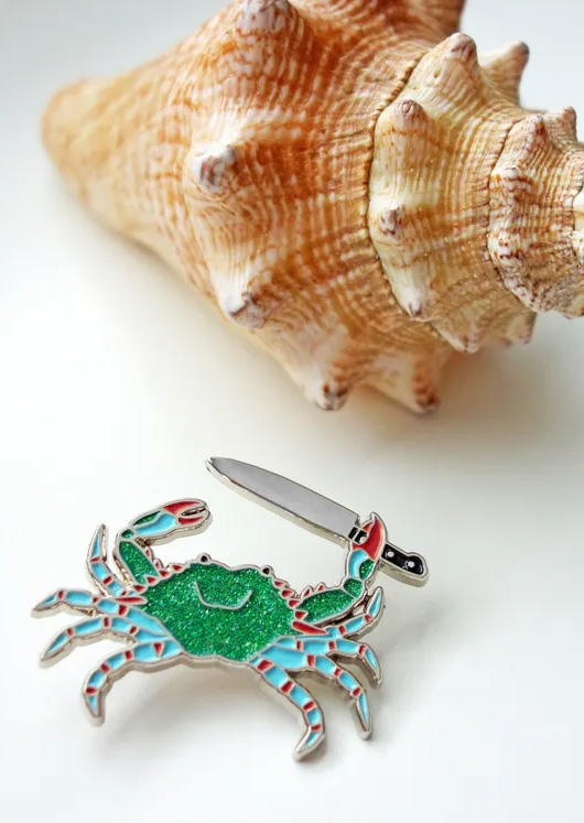 Body Jewelry Cute Beach Crab Holding Knife Brooch in Multicolor. Size: One Size