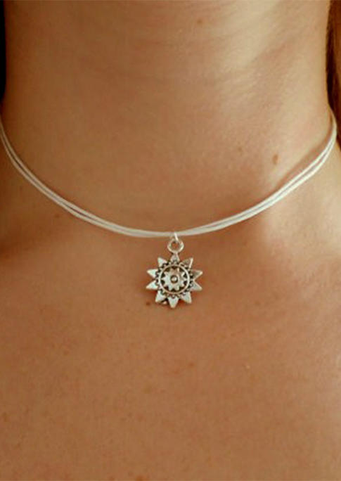 Necklaces Simple Double-Layered Sunflower Choker Necklace in Black,White. Size: One Size