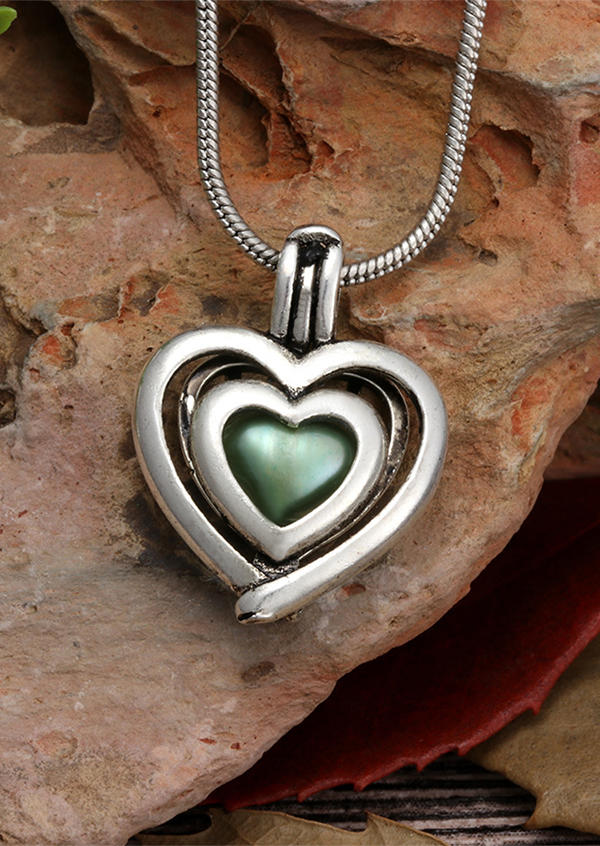 Necklaces Heart Hollow Out Alloy Pendant Necklace in Silver. Size: One Size