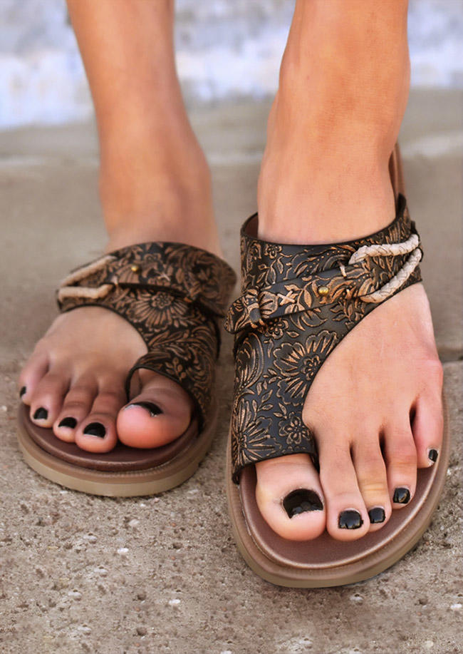 Slippers Floral Tooled Pattern Flip Flops Flat Slippers in Dark Brown. Size: 37,38,39,40,41