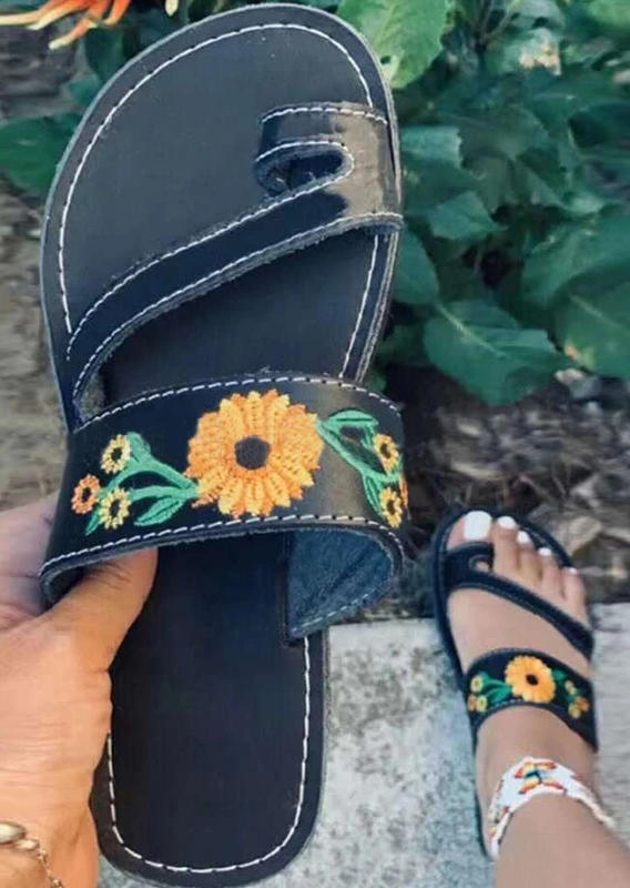 

Slippers Sunflower Toe Ring Flat Slippers in Black. Size: ,38,39,40,41