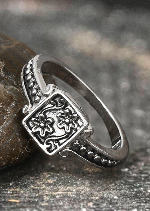 

Rings Vintage Floral Alloy Ring in Silver. Size