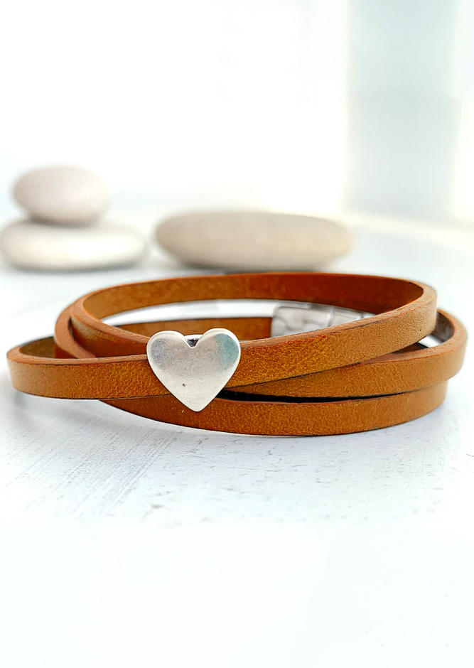 

Bracelet Heart Multi-Layered Leather Magnet Buckle Bracelet in Brown. Size