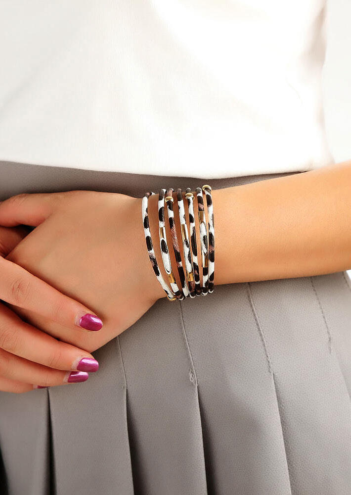

Bracelet Leopard Printed Magnet Buckle Bracelet in Multicolor. Size