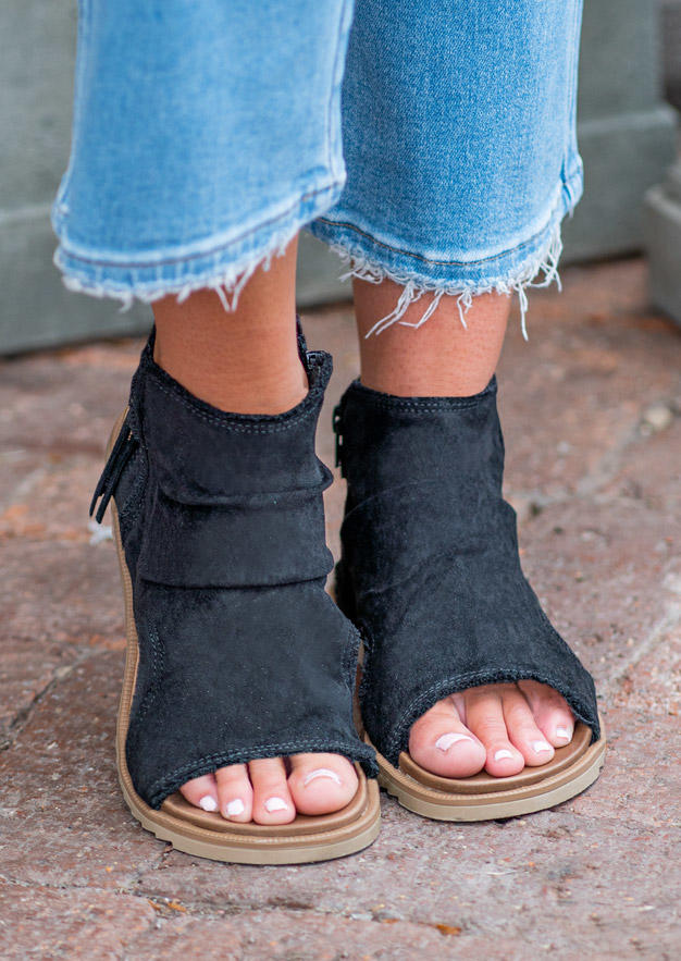 Sandals Zipper Round Toe Flat Sandals in Black. Size: 40
