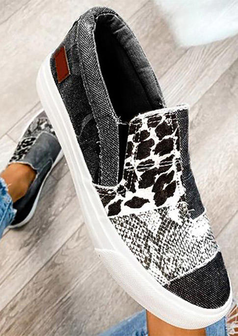 

Sneakers Snake Skin Leopard Round Toe Flat Sneakers in Black. Size