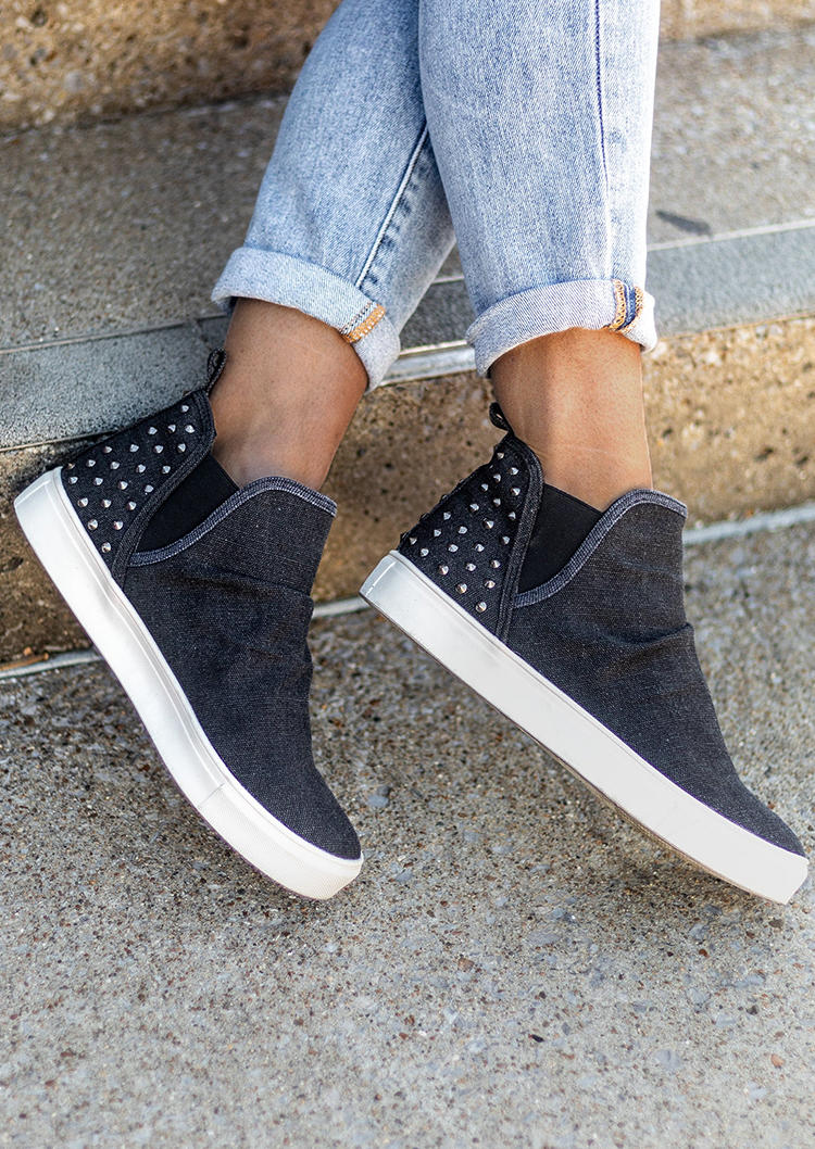 

Sneakers Rivet Slip On Canvas Sneakers in Black. Size: ,38,39,40,41
