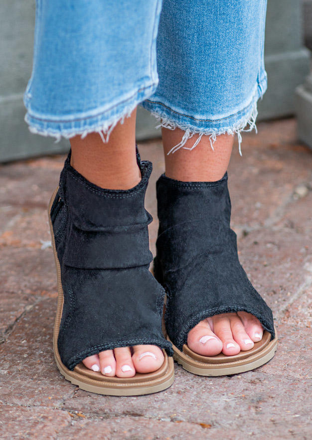 

Sandals Zipper Round Toe Flat Sandals in Black. Size