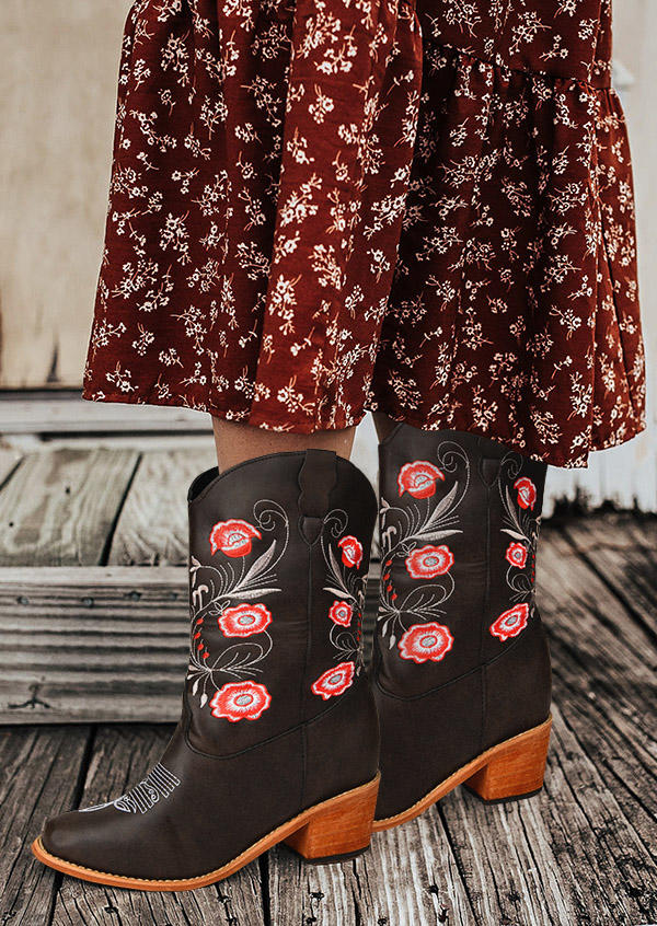 

Boots Vintage Embroidered Floral Square Heel Boots in Black. Size: ,38,40,41