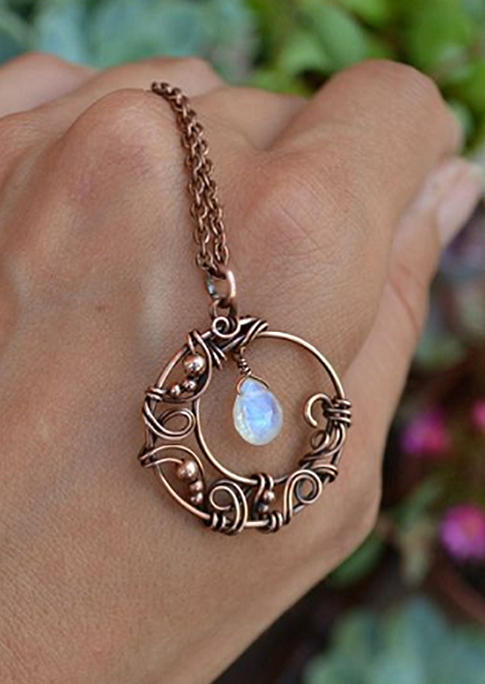 

Necklaces Vintage Hollow Out Moon-shaped Moonstone Pendant Necklace in Brown. Size