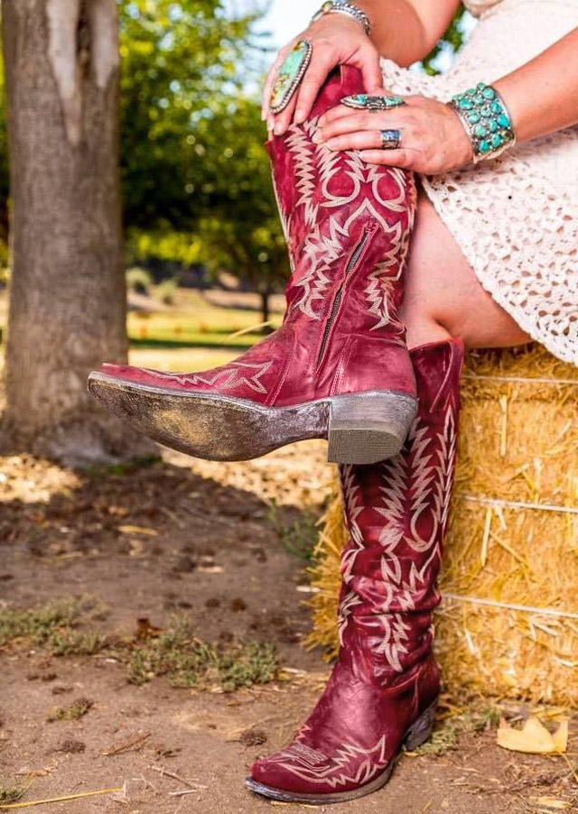 

Boots Western Embroidery Low-heeled Boots in Red. Size