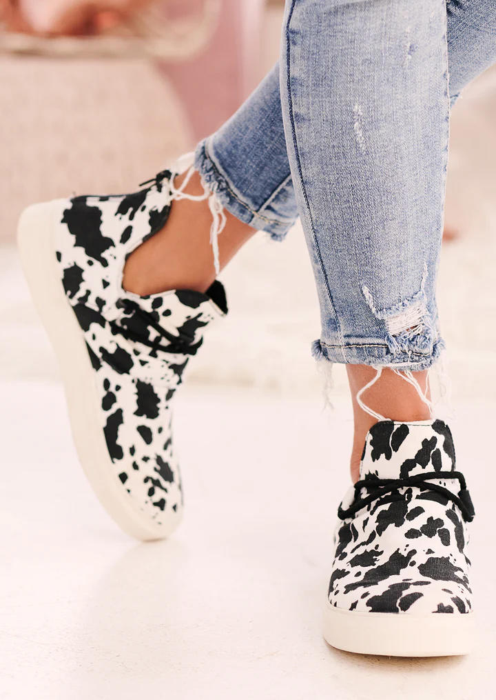 

Sneakers Cow Zipper Round Toe Flat Sneakers in Black. Size: ,38,39,40,41