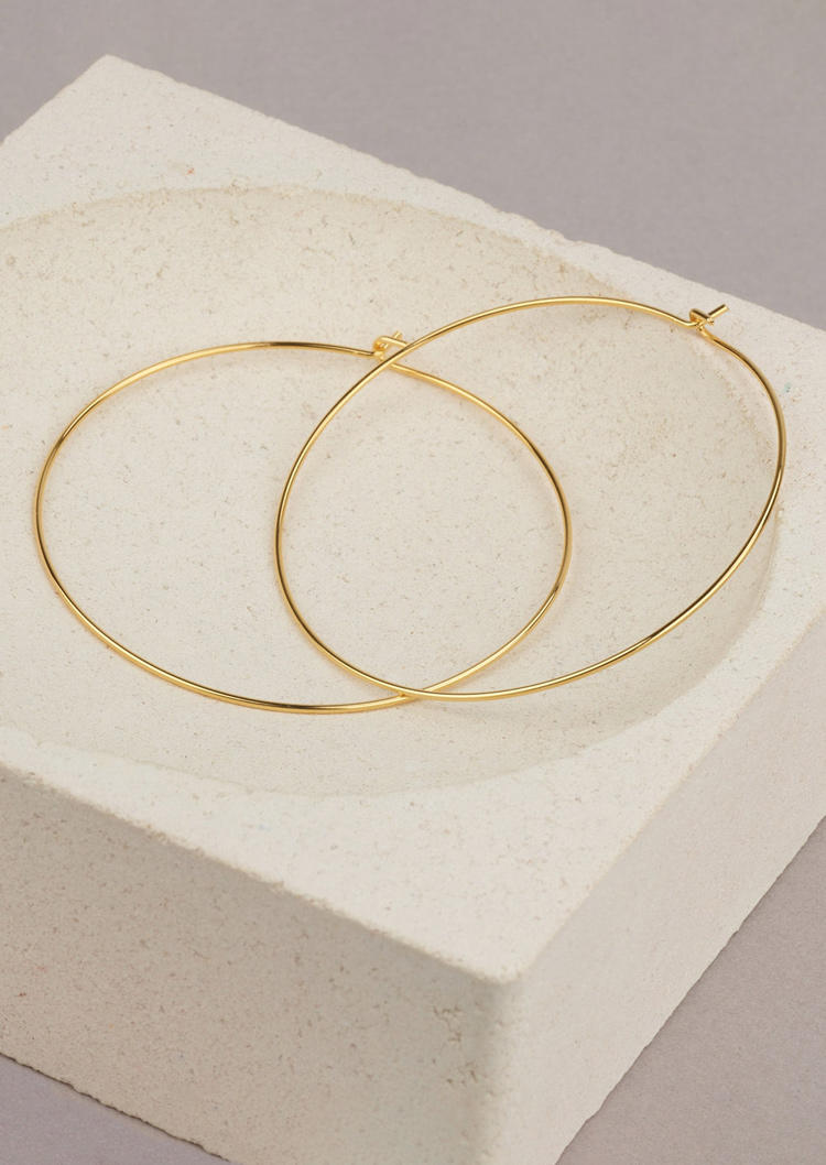 

Earrings Simple Curb Hoop Alloy Earrings in Gold. Size
