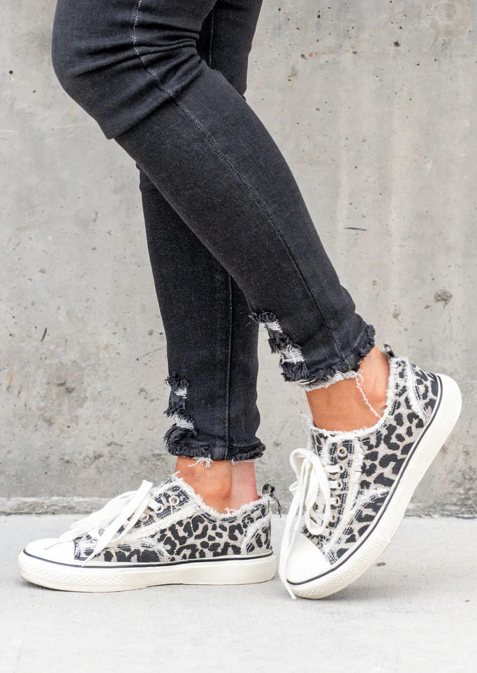 

Sneakers Leopard Lace Up Flat Canvas Sneakers in Black. Size: ,38,39,40,41