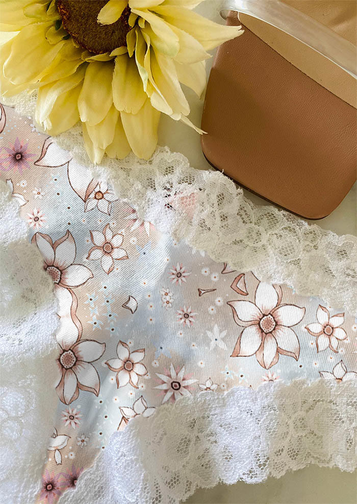 

Panties Floral Lace Splicing Panties in White. Size: L,M,,XL