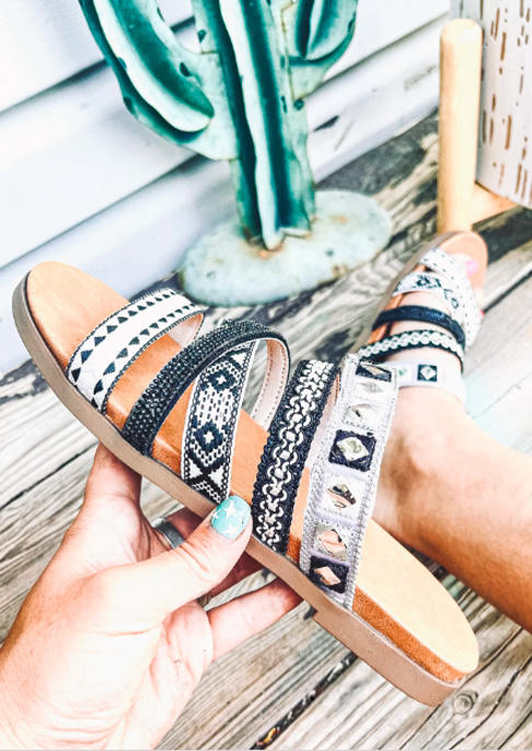 

Slippers Aztec Geometric Hollow Out Round Toe Flat Slippers in Black. Size: ,38,39,40,41