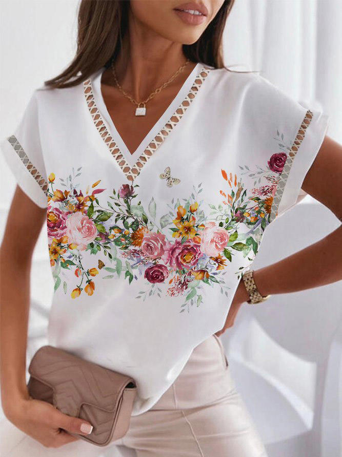 

Blouses Floral Lace Splicing V-Neck Blouse in White. Size: L,M