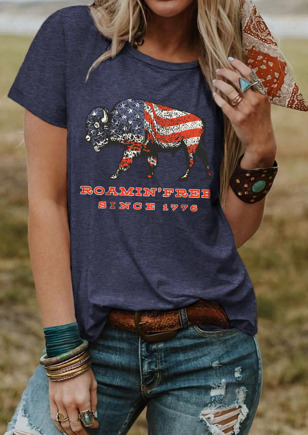

T-shirts Tees Roamin' Free Since 1776 American Flag Highland Cattle T-Shirt Tee - Navy Blue in Blue. Size