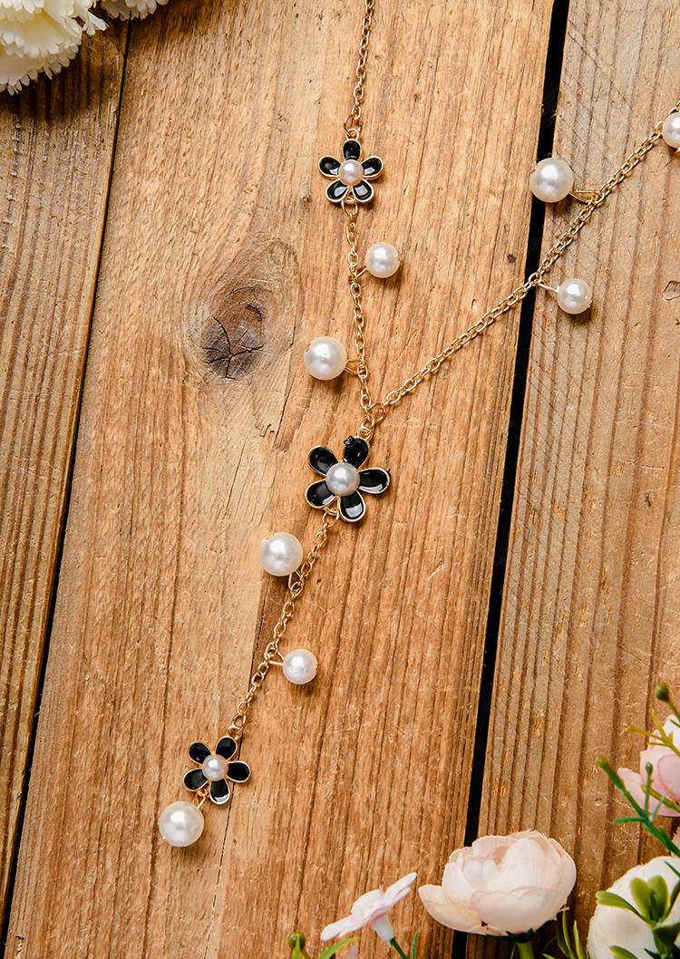 

Necklaces Floral Pearl Pendant Necklace in Black. Size