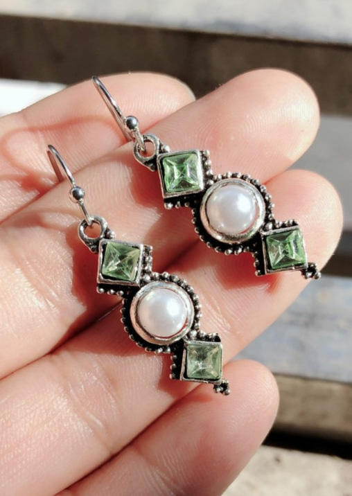 

Earrings Pearl Rhinestone Beading Earrings in Multicolor. Size