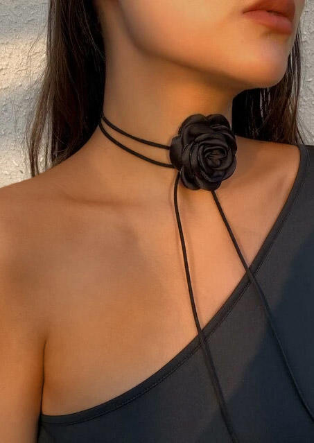 

Necklaces Floral Casual Choker Necklace in Black. Size
