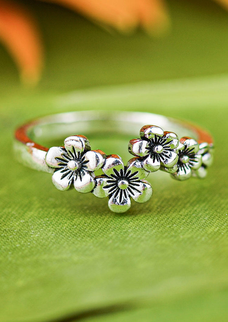 

Rings Floral Alloy Vintage Ring in Silver. Size