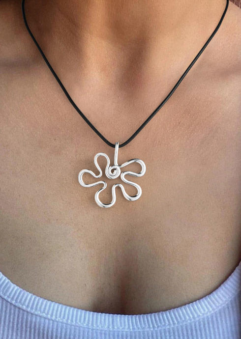 

Necklaces Floral Hollow Out Pendant Necklace in Silver. Size