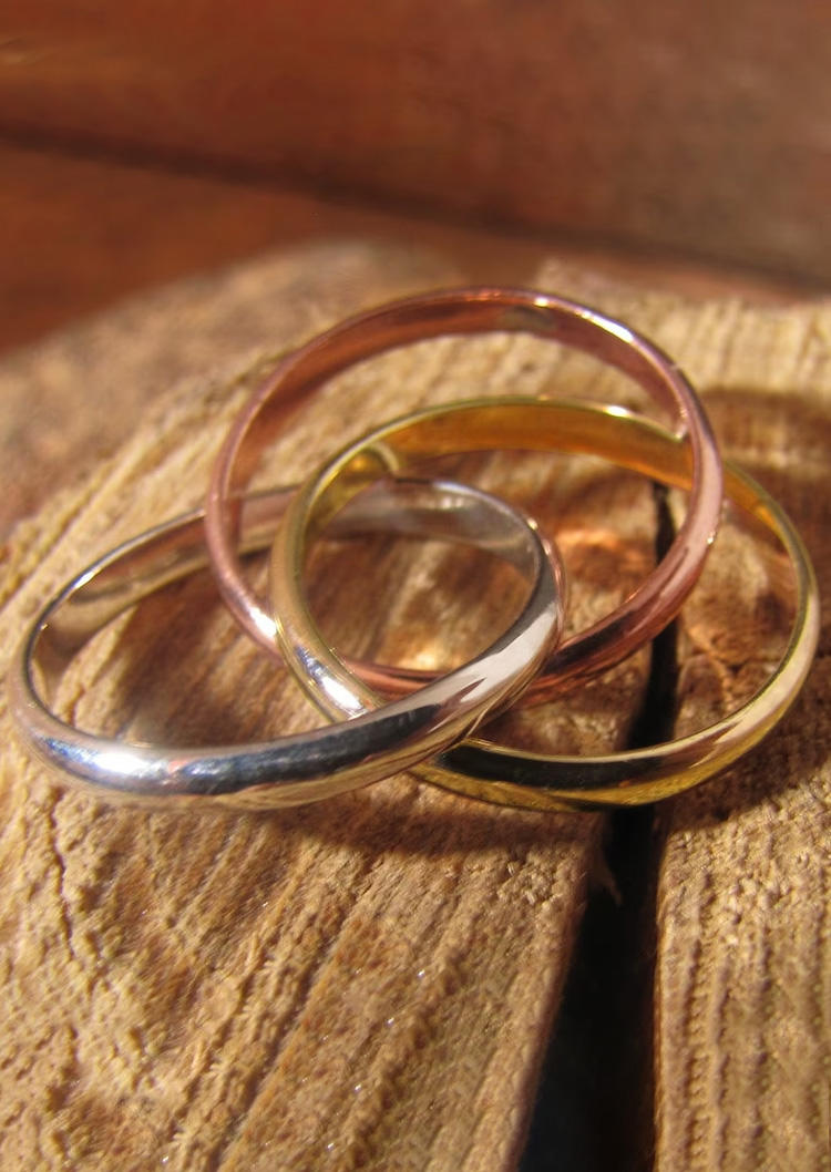 

Rings Criss-Cross Trinity Casual Ring in Multicolor. Size