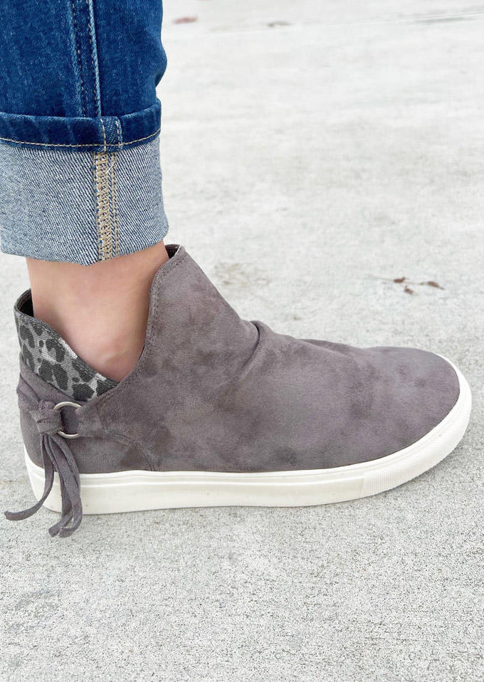 

Sneakers Leopard Tassel Zipper Flat Sneakers in Gray. Size: ,38,39,40,41